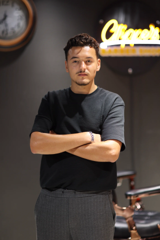 Andi Vetimi në Cllippers Barbershop