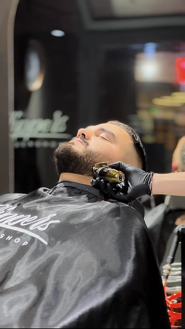 Trajtim i mjekrës në Cllippers Barbershop