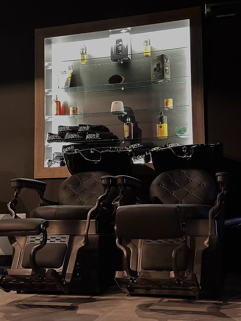 Ambient i brendshëm i Cllippers Barbershop